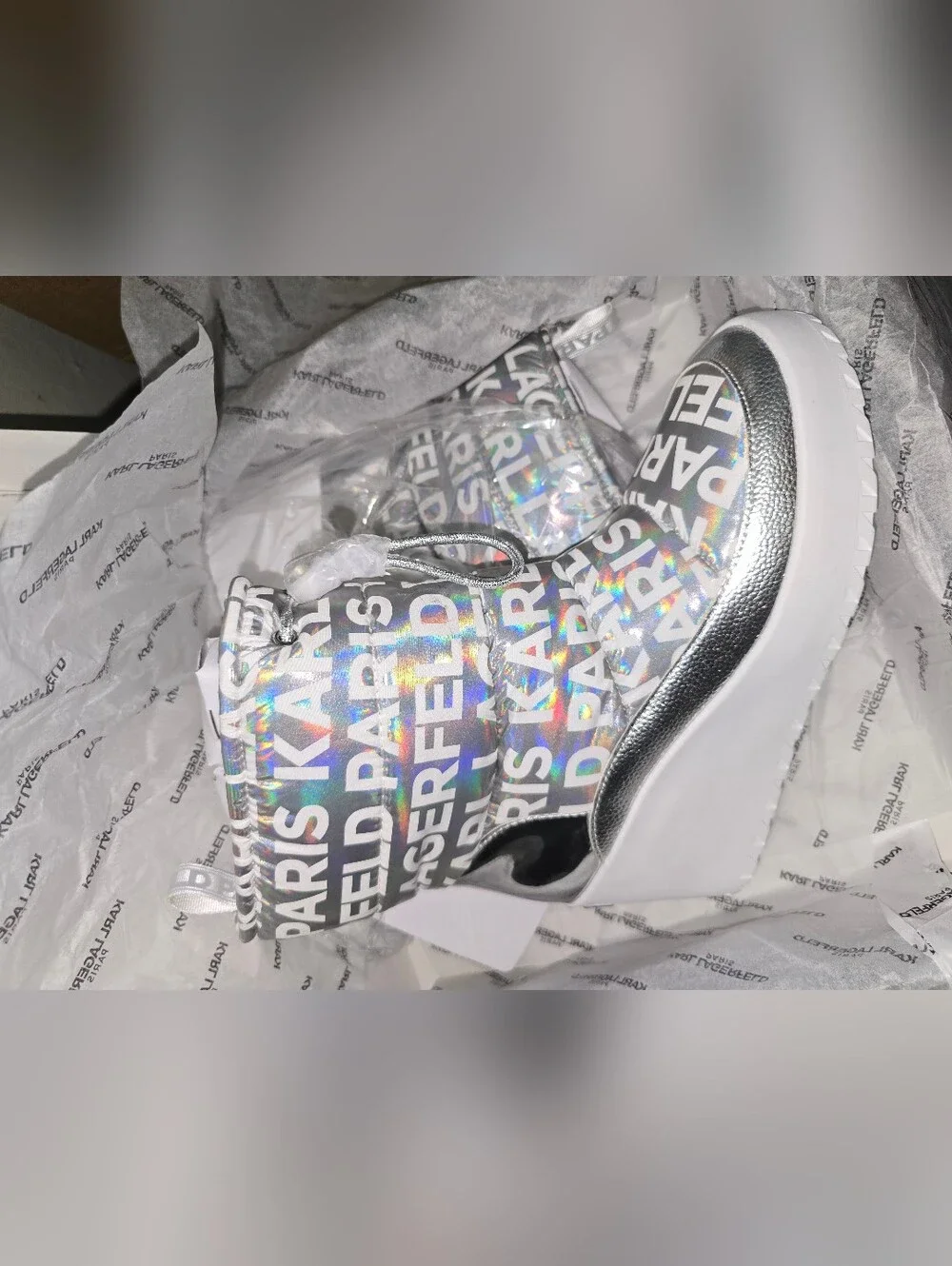 Karl Lagerfeld Paris, Womens Slip On Holographic Silver Snowboots. Size US 10